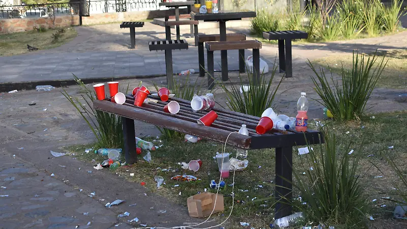 basura 6. Después de la clausura de los eventos del festival de primavera amanece el centro de la ciudad con basura